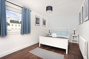 JOIVY Contemporary Royal Mile Apartment W/Balcony