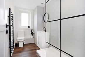 JOIVY Contemporary Royal Mile Apartment W/Balcony