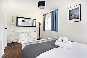 JOIVY Contemporary Royal Mile Apartment W/Balcony