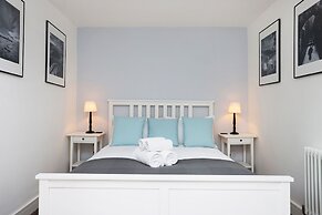 JOIVY Contemporary Royal Mile Apartment W/Balcony