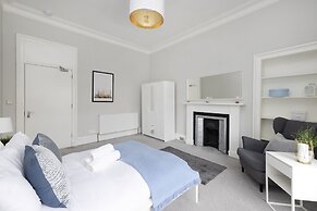 JOIVY 4-Bed Stylish Flat In Edinburgh City Centre