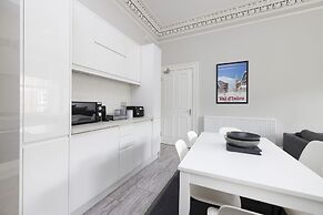 JOIVY 4-Bed Stylish Flat In Edinburgh City Centre