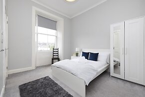JOIVY 4-Bed Stylish Flat In Edinburgh City Centre