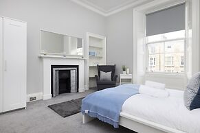 JOIVY 4-Bed Stylish Flat In Edinburgh City Centre