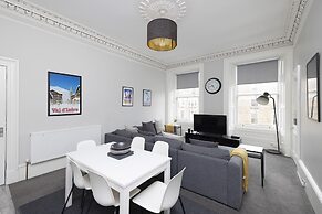 JOIVY 4-Bed Stylish Flat In Edinburgh City Centre