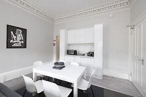 JOIVY 4-Bed Stylish Flat In Edinburgh City Centre