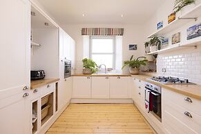 JOIVY Gorgeous 1-Bed Flat With A Shared Garden