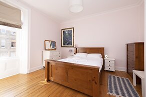 JOIVY Gorgeous 1-Bed Flat With A Shared Garden