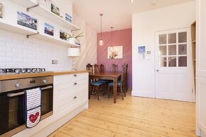 JOIVY Gorgeous 1-Bed Flat With A Shared Garden