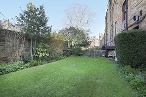 JOIVY Gorgeous 1-Bed Flat With A Shared Garden