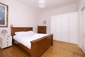 JOIVY Gorgeous 1-Bed Flat With A Shared Garden