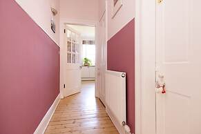 JOIVY Gorgeous 1-Bed Flat With A Shared Garden