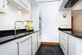 JOIVY Cosy 2-Bed Apt In The Old Town With Mezzanine