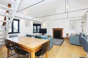 JOIVY Cosy 2-Bed Apt In The Old Town With Mezzanine