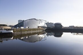 JOIVY Bright 3-Bed Flat Overlooking The Clyde