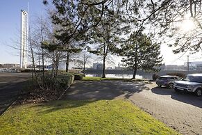 JOIVY Bright 3-Bed Flat Overlooking The Clyde
