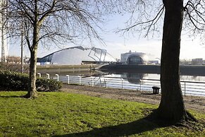 JOIVY Bright 3-Bed Flat Overlooking The Clyde