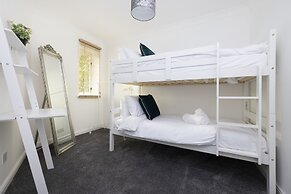 JOIVY Bright 3-Bed Flat Overlooking The Clyde