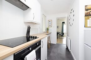 JOIVY Bright 3-Bed Flat Overlooking The Clyde