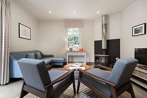 JOIVY Stunning 3 Bed Lodge With Gardens At Gilmerton House
