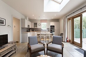 JOIVY Stunning 3 Bed Lodge With Gardens At Gilmerton House