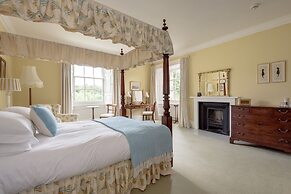 JOIVY Gilmerton House - Historic Scottish Mansion