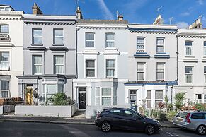 JOIVY Charming 4-Bed House Near The Hoe Park