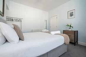 JOIVY Charming 4-Bed House Near The Hoe Park