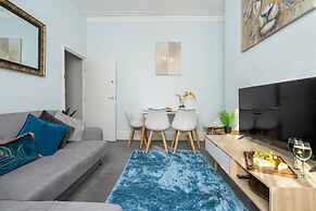 JOIVY Charming 4-Bed House Near The Hoe Park