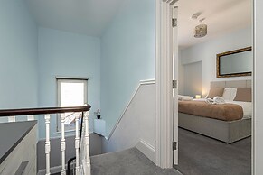 JOIVY Charming 4-Bed House Near The Hoe Park