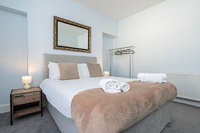 JOIVY Charming 4-Bed House Near The Hoe Park