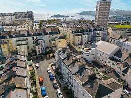 JOIVY Charming 4-Bed House Near The Hoe Park