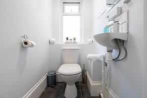 JOIVY Charming 4-Bed House Near The Hoe Park