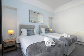 JOIVY Charming 4-Bed House Near The Hoe Park