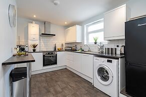 JOIVY Charming 4-Bed House Near The Hoe Park