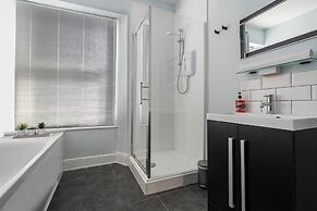 JOIVY Charming 4-Bed House Near The Hoe Park