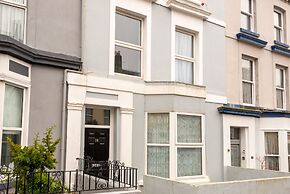 JOIVY Charming 4-Bed House Near The Hoe Park