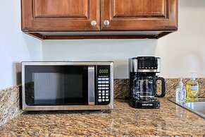 Sunny & Cheerful Near I-10 ~ Queen Beds ~ Parking