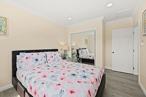 Sunny & Cheerful Near I-10 ~ Queen Beds ~ Parking