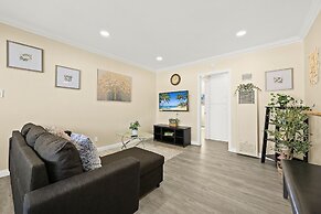 Sunny & Cheerful Near I-10 ~ Queen Beds ~ Parking