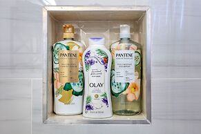 Sunny & Cheerful Near I-10 ~ Queen Beds ~ Parking