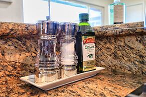 Sunny & Cheerful Near I-10 ~ Queen Beds ~ Parking