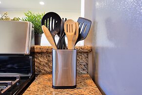 Sunny & Cheerful Near I-10 ~ Queen Beds ~ Parking