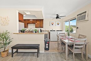 Sunny & Cheerful Near I-10 ~ Queen Beds ~ Parking