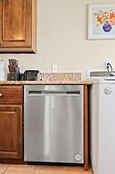 Sunny & Cheerful Near I-10 ~ Queen Beds ~ Parking