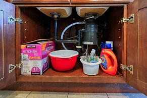 Sunny & Cheerful Near I-10 ~ Queen Beds ~ Parking