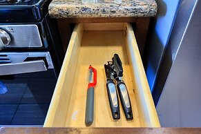 Sunny & Cheerful Near I-10 ~ Queen Beds ~ Parking