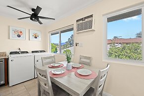 Sunny & Cheerful Near I-10 ~ Queen Beds ~ Parking