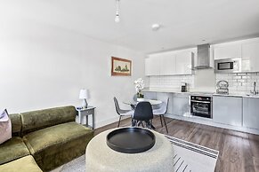 Luxurious 2 Bedroom Apartment With Free Parking