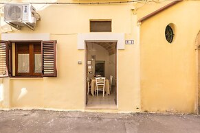 2710 Veronica Suite by Barbarhouse